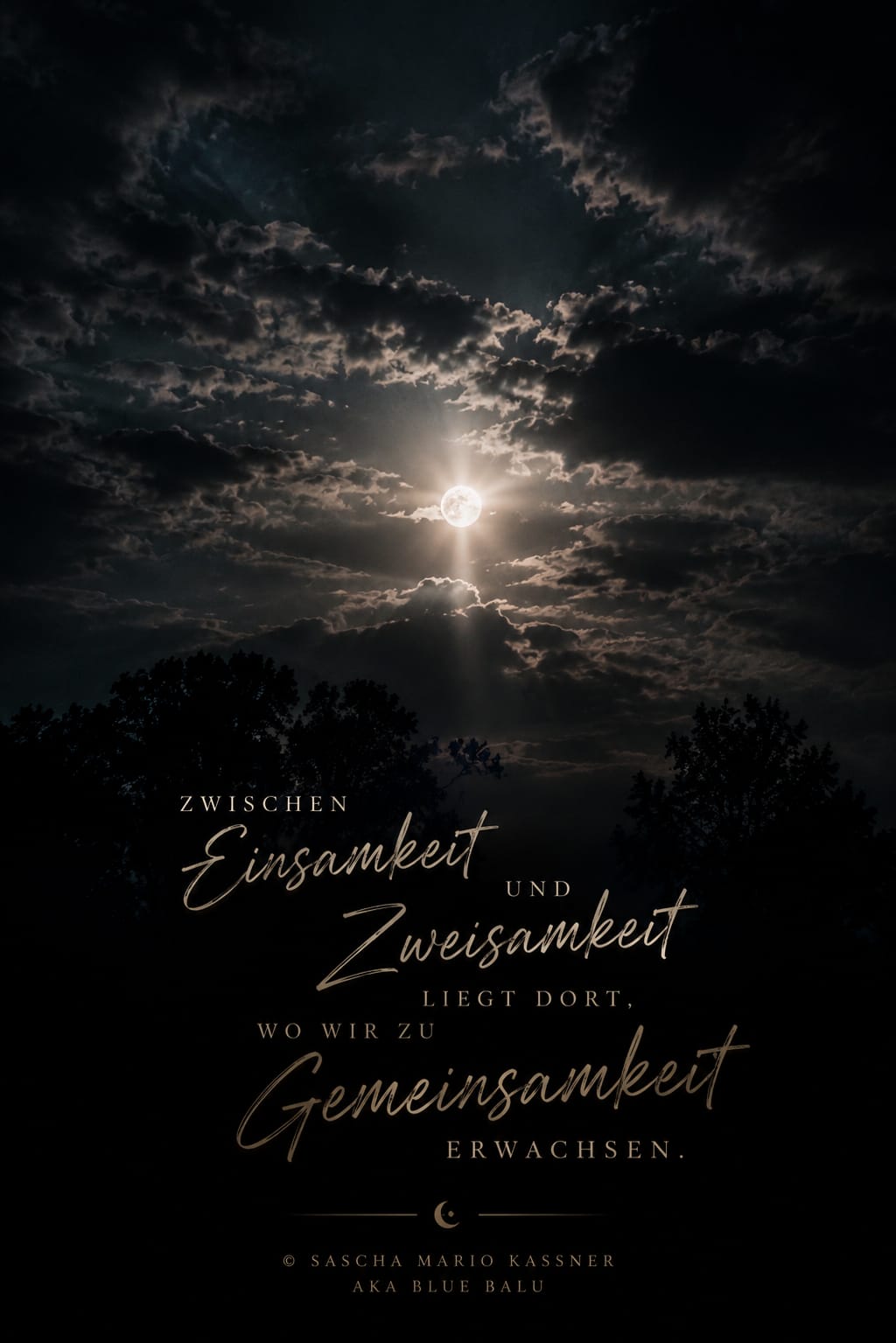 Mondlicht zwischen dunklen Wolken mit einem Gedanken über Einsamkeit, Zweisamkeit und Gemeinsamkeit